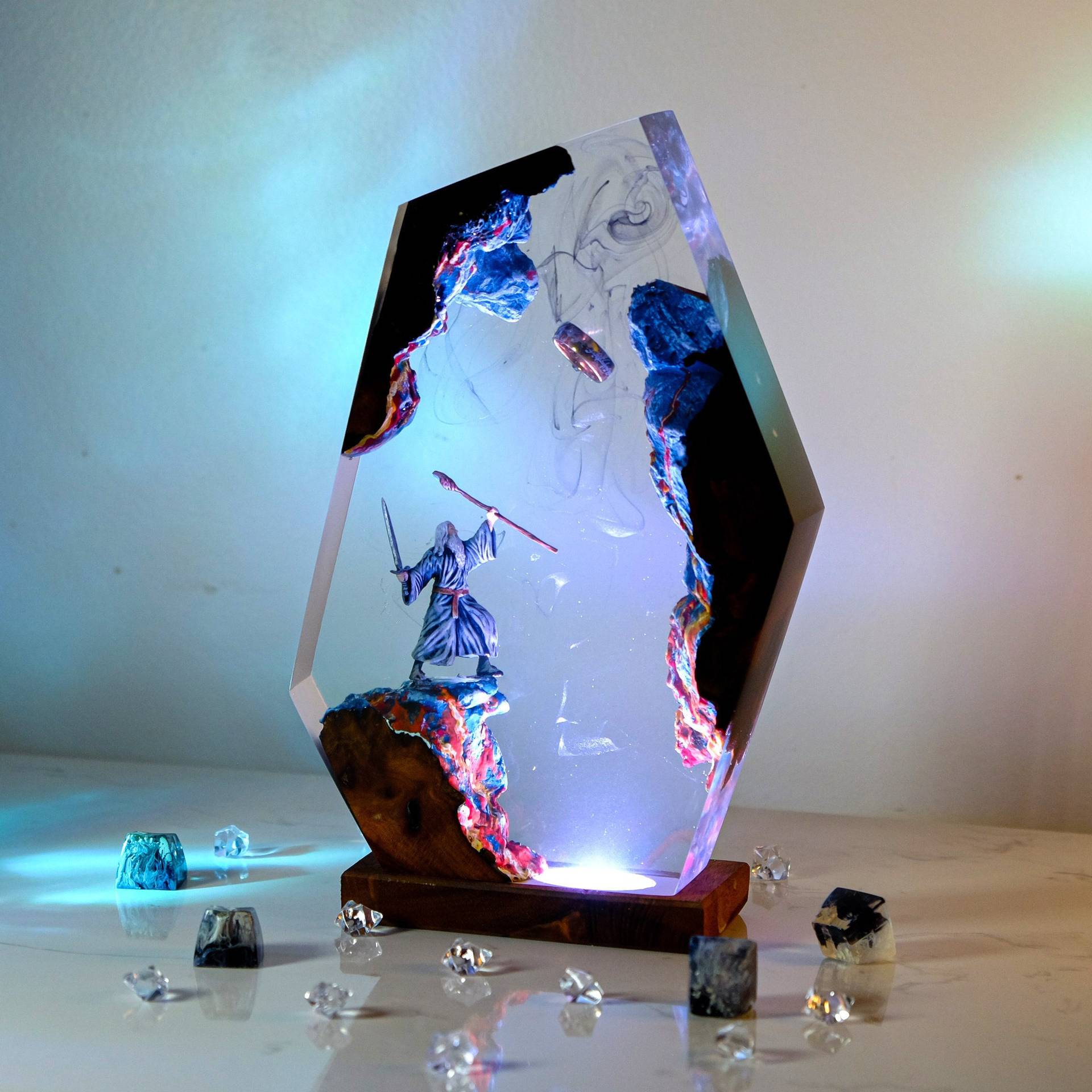 Lámpara de Resina con Figura d - Desk Setup At Home reseña y precio